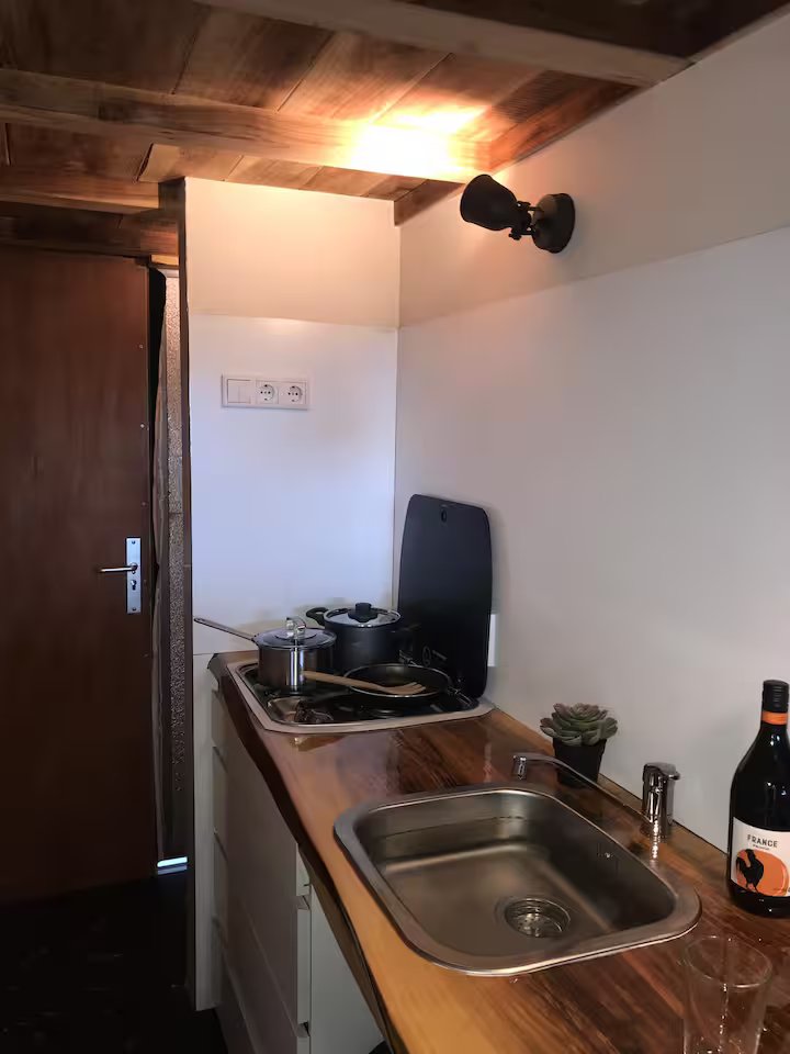 Keuken met gasfornuis in het tinyhuisje