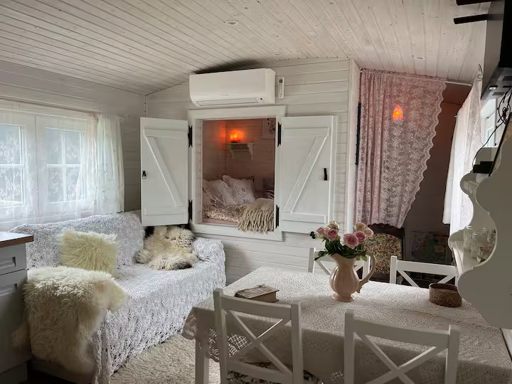 Sfeervol interieur van de woonwagen