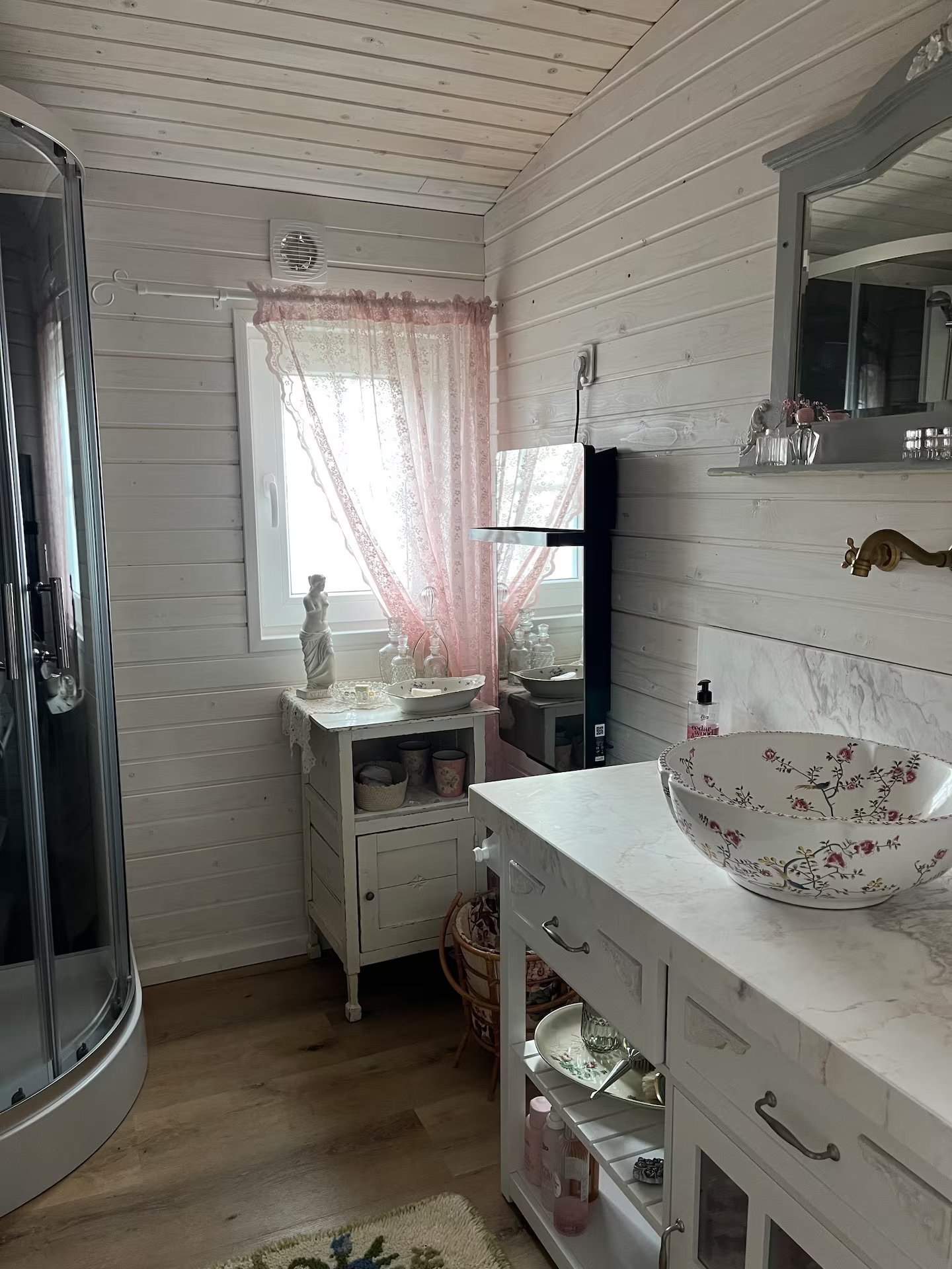 Badkamer met luxe douchecabine in de woonwagen